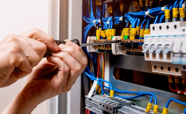 Modern Aydınlatma Çözümleri: Elektrik Tesisatında Estetik ve Güvenlik